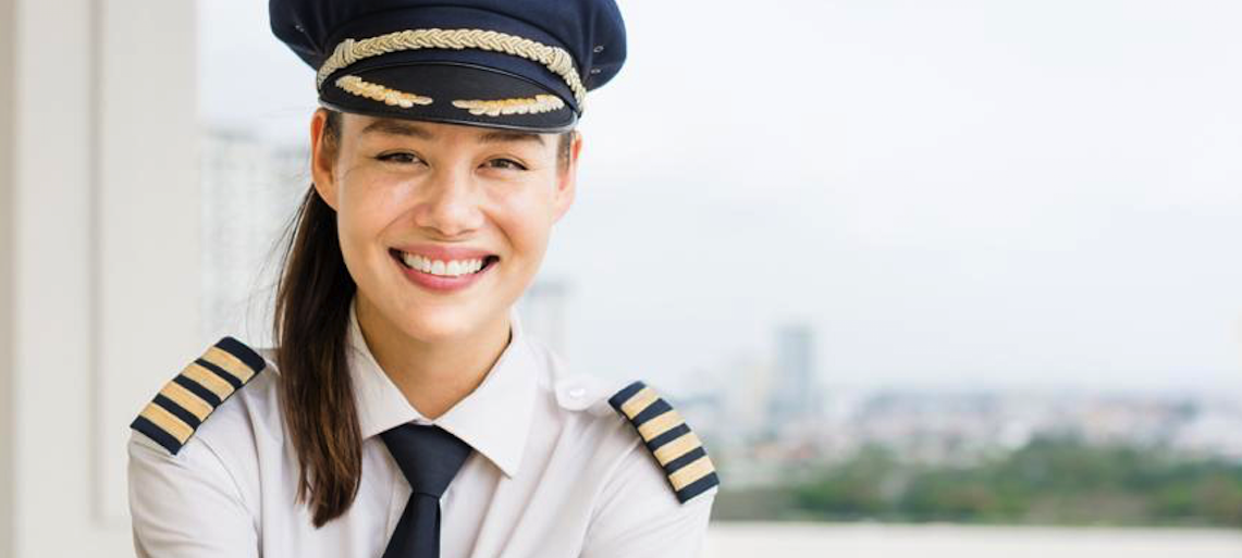 É verdade que o comandante do avião pode desviar voo, barrar, prender ou casar passageiros.